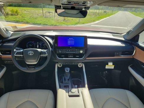 Used 2025 Toyota Grand Highlander FWD image 11