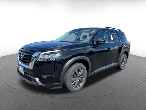 Used 2025 Nissan Pathfinder SV FWD image 3