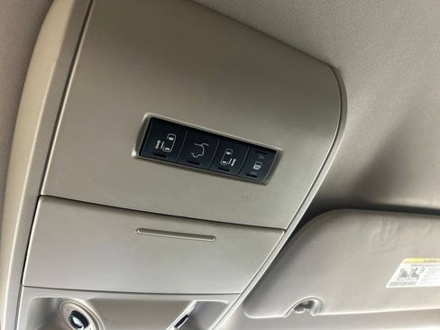 Used 2014 Chrysler Town & Country Touring FWD image 32
