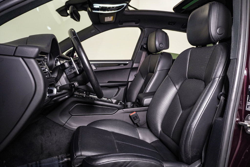 Certified 2023 Porsche Macan Turbo AWD/4WD image 5