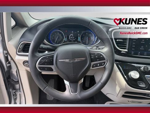 Used 2023 Chrysler Pacifica Touring-L FWD image 15