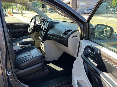 Used 2015 Chrysler Town & Country Touring FWD image 24