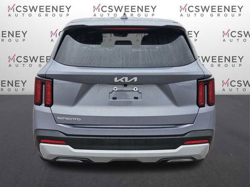 Used 2024 Kia Sorento LX image 4