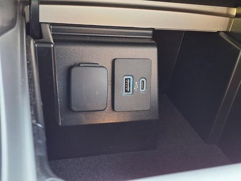 Used 2022 Ford Explorer XLT w/ Equipment Group 202A RWD image 8