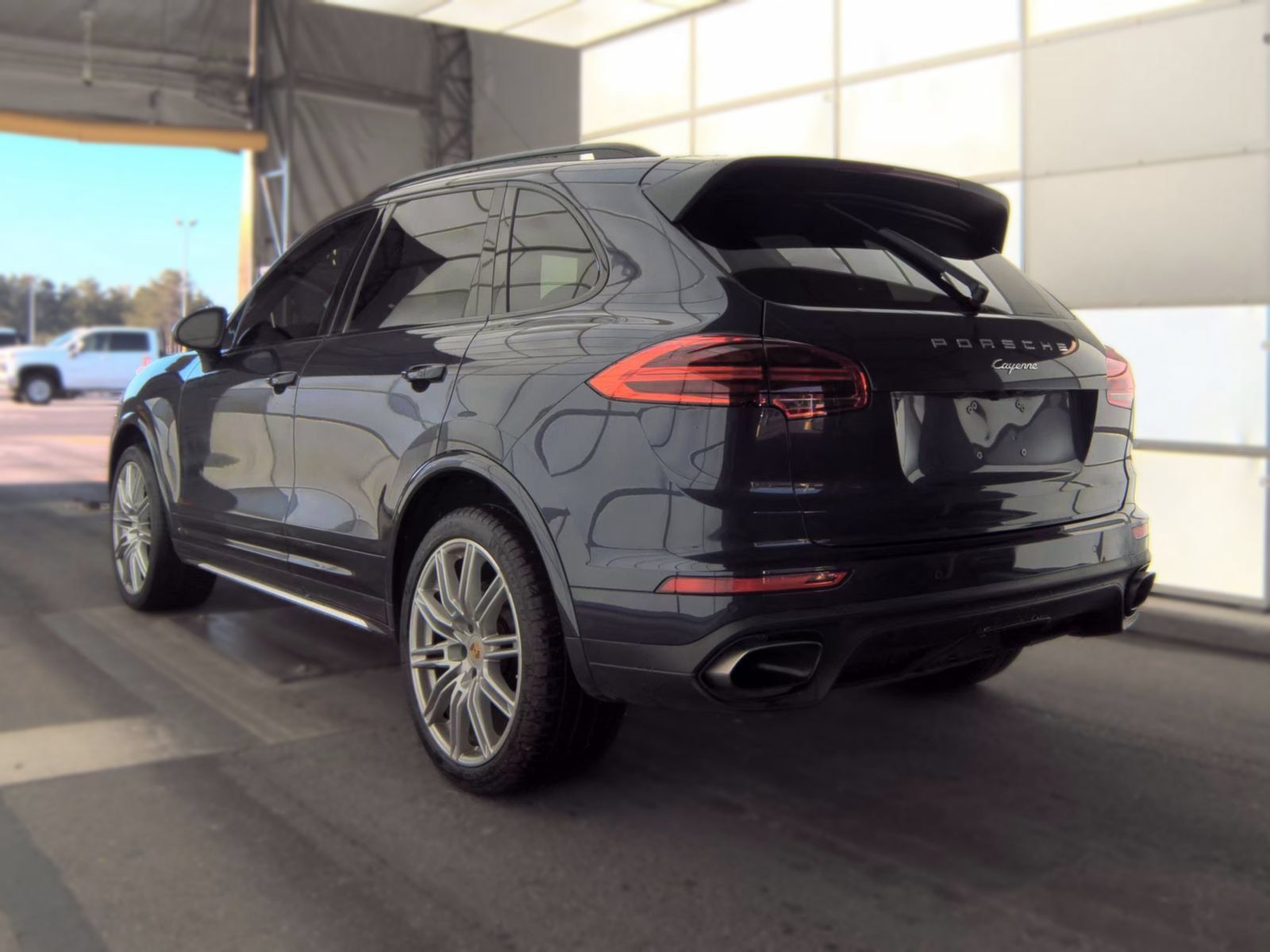 Used 2018 Porsche Cayenne Platinum Edition w/ Premium Package Plus AWD/4WD image 2