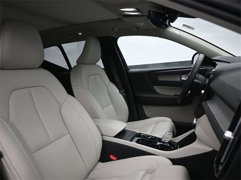 Used 2024 Volvo XC40 B5 Plus w/ Protection Package Premier image 33