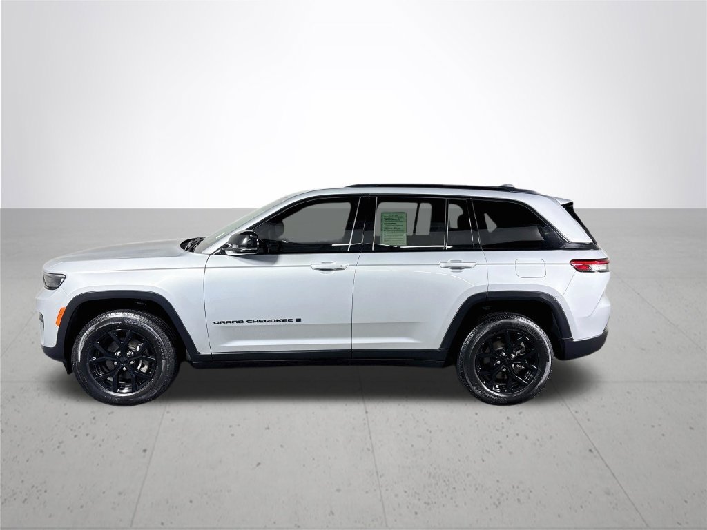 Used 2025 Jeep Grand Cherokee Altitude AWD/4WD image 9