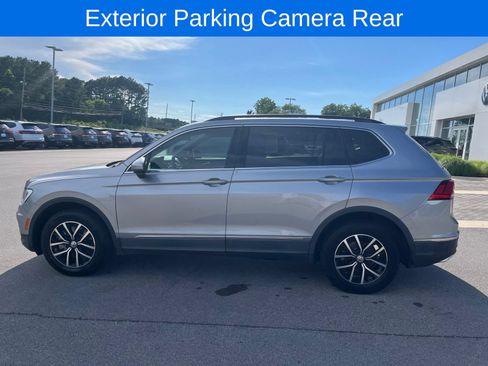Used 2021 Volkswagen Tiguan SE w/ Panoramic Sunroof Package FWD image 9