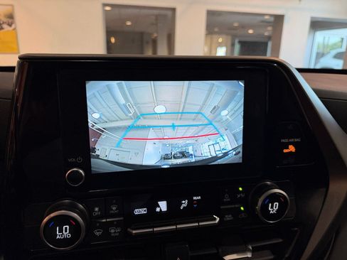Used 2025 Toyota Highlander LE FWD image 21