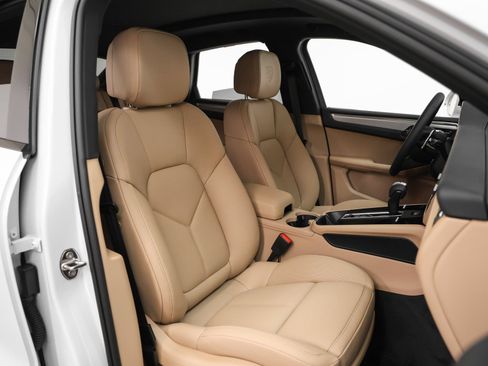 Certified 2026 Porsche Macan AWD/4WD image 20