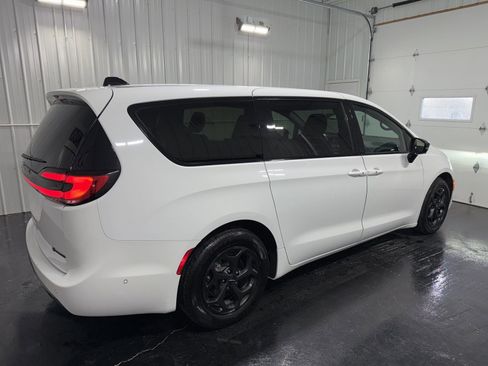 Used 2024 Chrysler Pacifica Limited FWD image 3