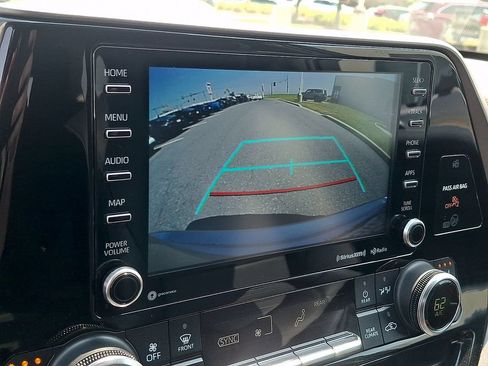 Used 2021 Toyota Highlander XLE AWD/4WD image 19