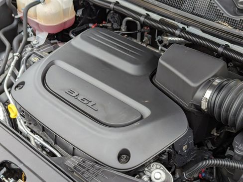 Used 2024 Chrysler Pacifica Touring-L image 40