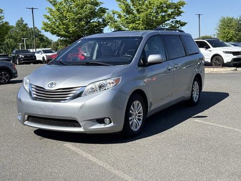 Used 2015 Toyota Sienna XLE Premium FWD image 3
