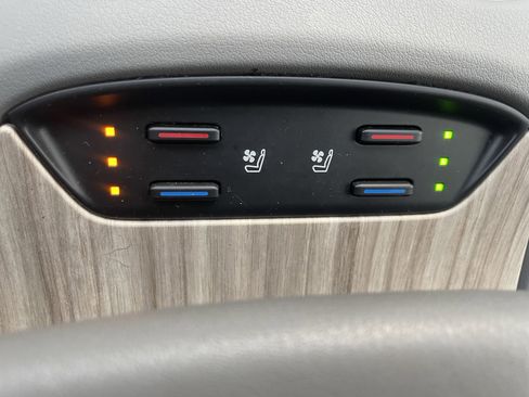 Used 2021 Toyota Venza Limited image 28