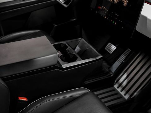 Used 2024 Tesla Cybertruck AWD Crew Cab image 20