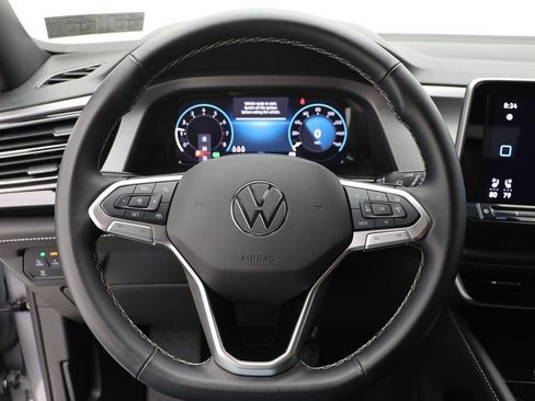 Used 2025 Volkswagen Atlas Cross Sport SE image 18