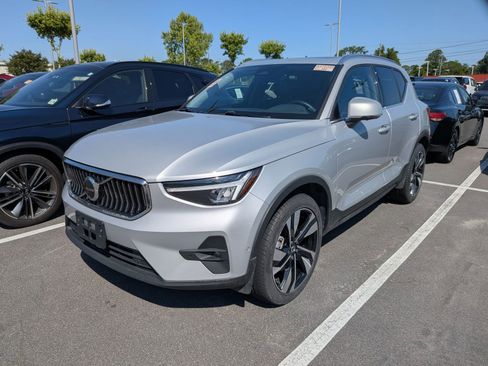 Used 2025 Volvo XC40 B5 Plus AWD/4WD image 5
