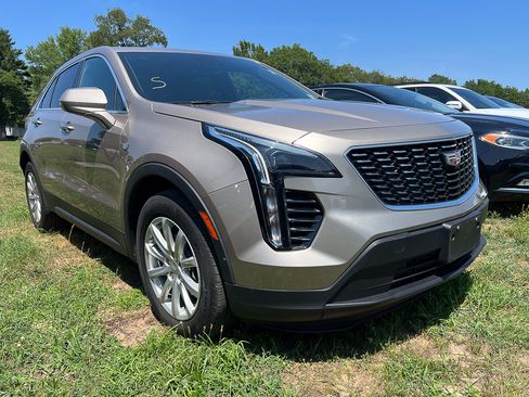 Used 2023 Cadillac XT4 Luxury w/ Cold Weather Package FWD image 8