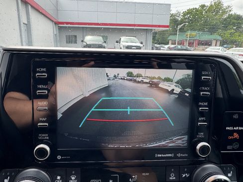Used 2022 Toyota Highlander XLE AWD/4WD image 19