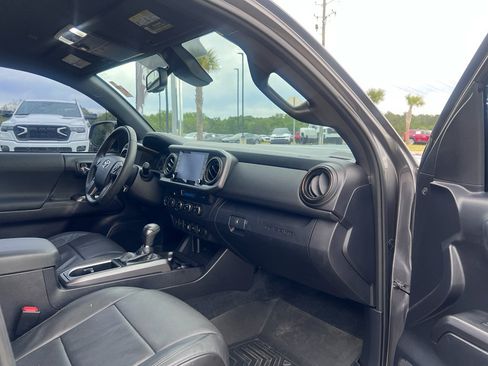 Used 2021 Toyota Tacoma TRD Sport w/ Technology Package image 14