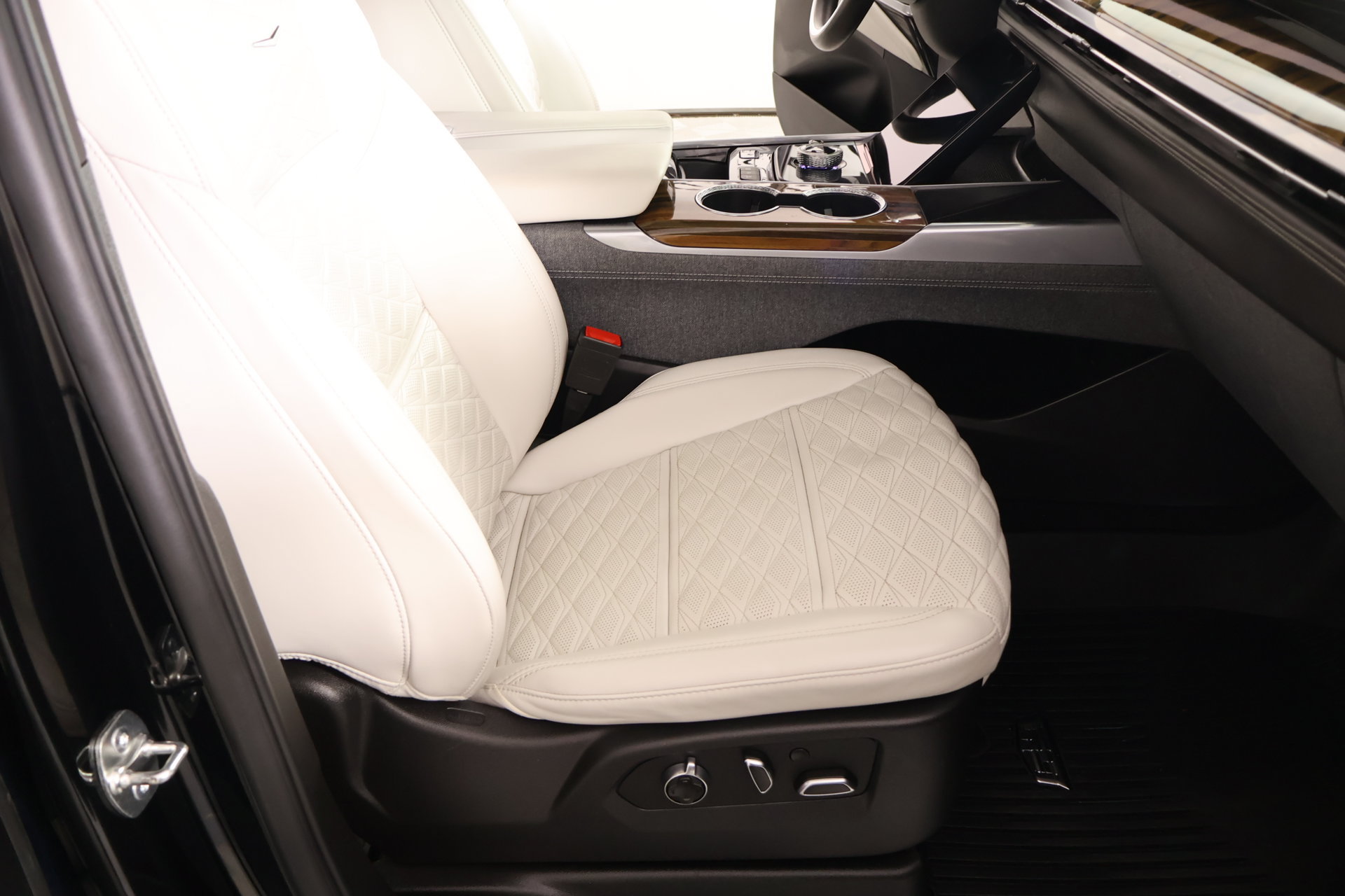Used 2025 Cadillac Escalade ESV Sport Platinum w/ LPO, Floor Liner Package AWD/4WD image 15