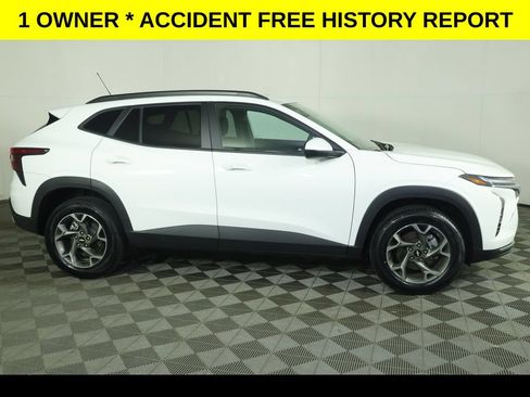 Used 2025 Chevrolet Trax LT w/ LT Convenience Package FWD image 2