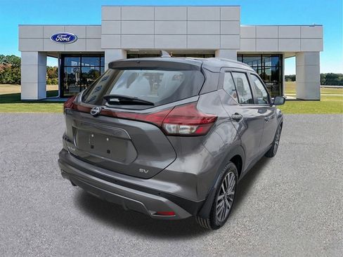 Used 2022 Nissan Kicks SV image 2