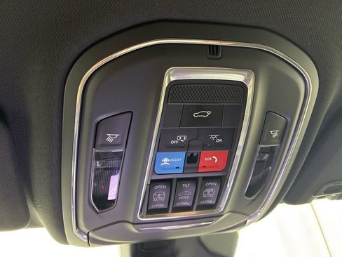 Used 2025 Jeep Grand Cherokee Limited image 21