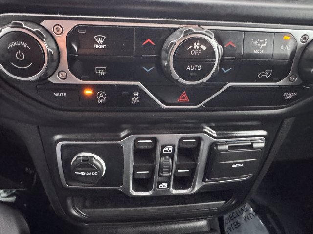 Used 2022 Jeep Gladiator Overland w/ Trailer Tow Package AWD/4WD image 16