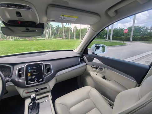 Used 2021 Volvo XC90 T5 Momentum w/ Protection Package Premier FWD image 11
