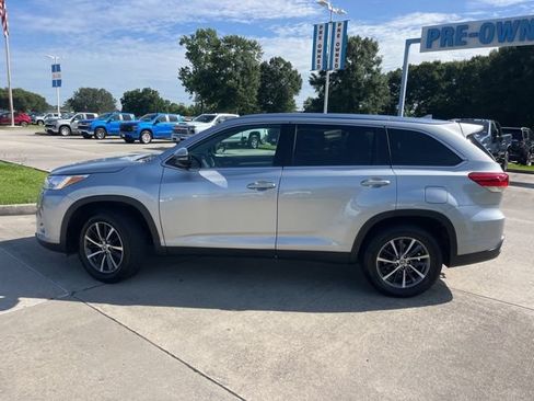Used 2019 Toyota Highlander XLE FWD image 3