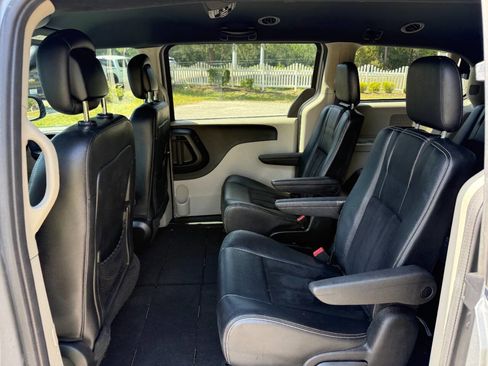 Used 2018 Dodge Grand Caravan SXT image 10