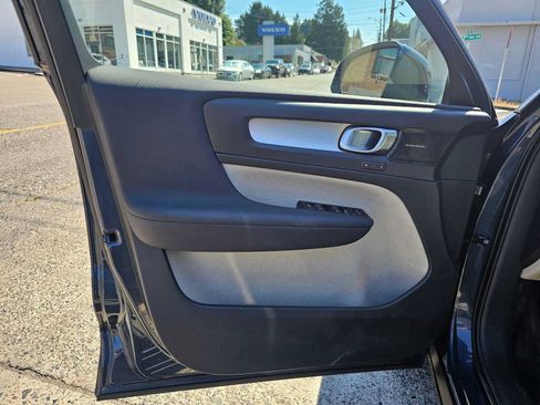 Used 2021 Volvo XC40 T5 Momentum w/ Premium Package AWD/4WD image 24