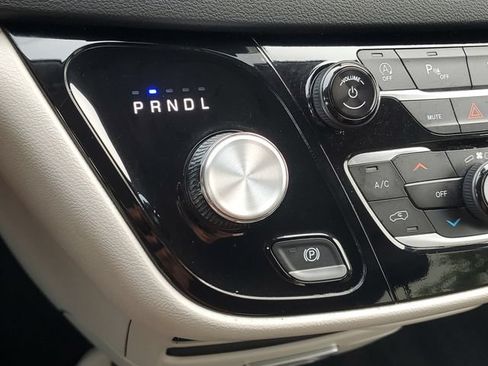 Used 2024 Chrysler Pacifica Touring-L FWD image 27
