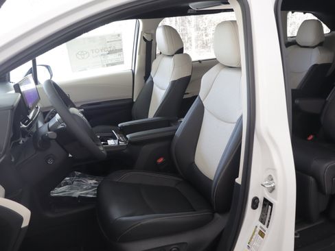 New 2026 Toyota Sienna Platinum AWD/4WD image 9