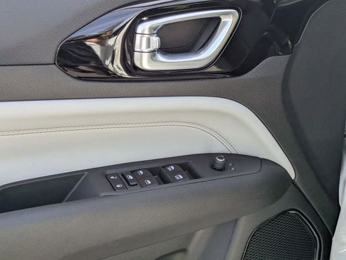 Used 2025 Jeep Compass Limited image 16