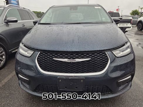 Used 2024 Chrysler Pacifica Select FWD image 2