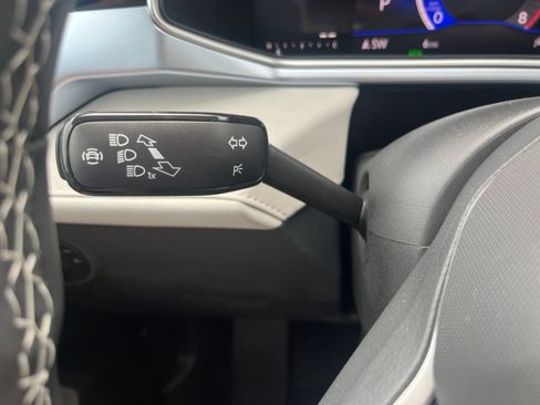 New 2026 Volkswagen Taos SE FWD image 11