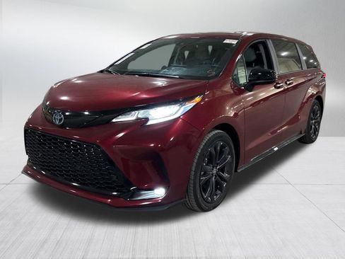 Certified 2025 Toyota Sienna XSE image 3