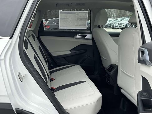 Used 2025 Volkswagen Taos SE w/ Panoramic Sunroof Package image 11