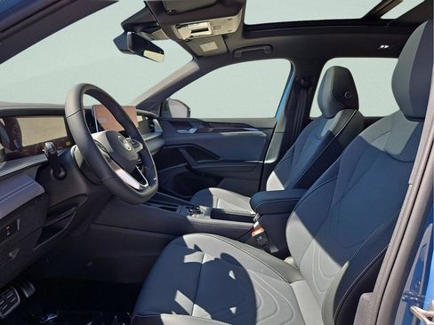 New 2026 Volkswagen Tiguan SE R-Line FWD image 16