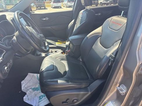 Used 2020 Jeep Cherokee Trailhawk AWD/4WD image 5