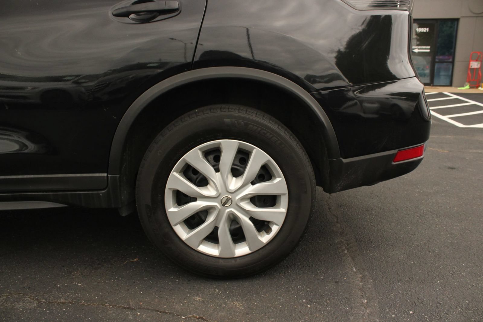 Used 2018 Nissan Rogue S AWD/4WD image 4