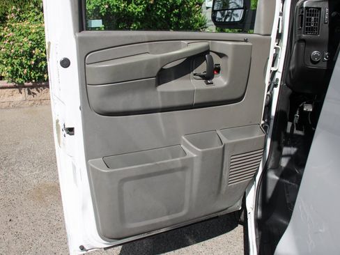 Used 2014 Chevrolet Express 2500 image 17