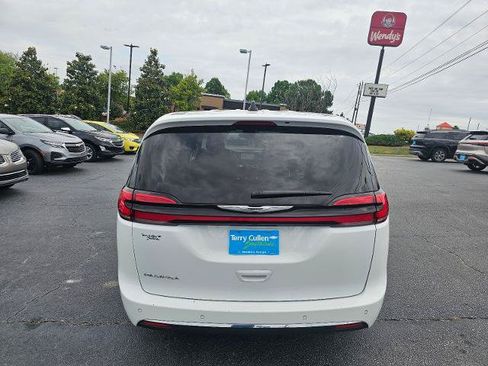 Used 2023 Chrysler Pacifica Touring-L FWD image 38