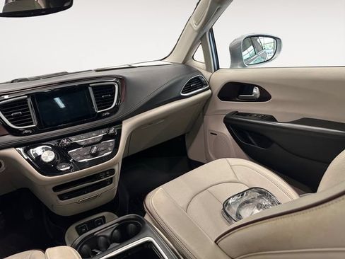 Used 2017 Chrysler Pacifica Limited FWD image 11