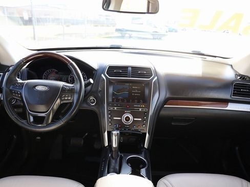 Used 2018 Ford Explorer Platinum image 12