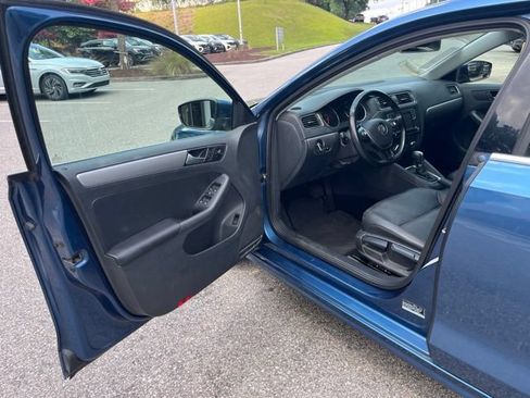 Used 2018 Volkswagen Jetta SE FWD image 4