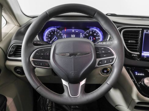 Used 2024 Chrysler Pacifica Touring-L FWD image 25